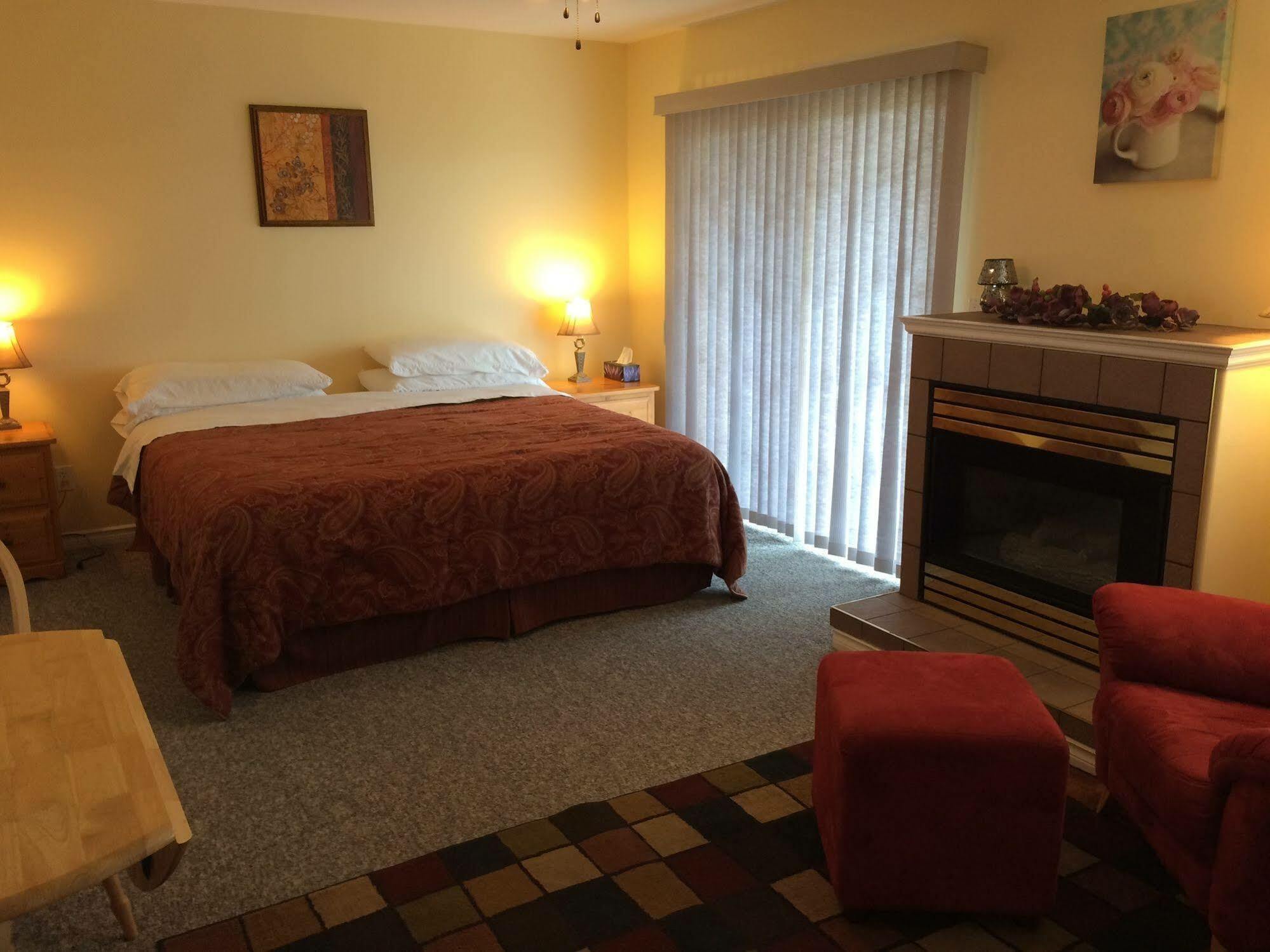 Acker Vacation Rentals Κελόουνα  Εξωτερικό φωτογραφία