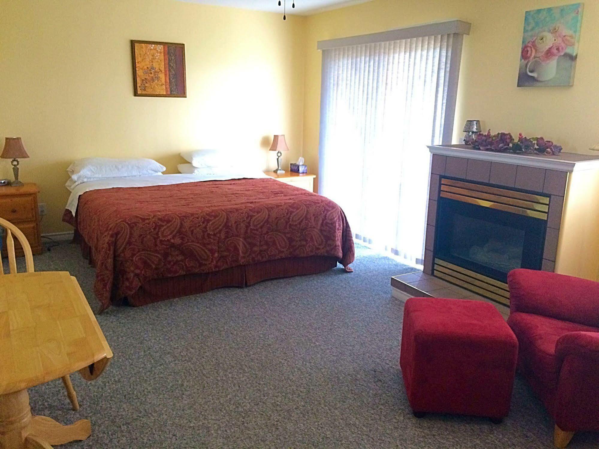 Acker Vacation Rentals Κελόουνα  Εξωτερικό φωτογραφία